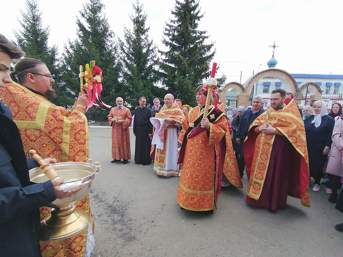 В понедельник Светлой седмицы протоиерей Александр Филиппов совершил Божественную литургию