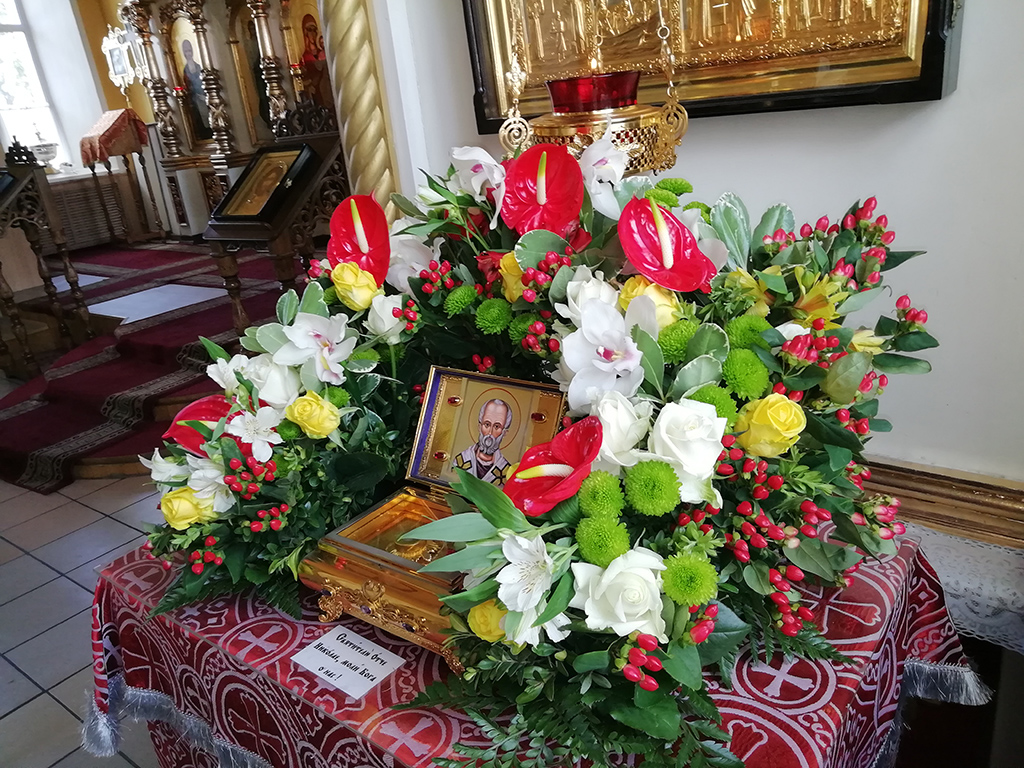 Украшение цветами нашего храма