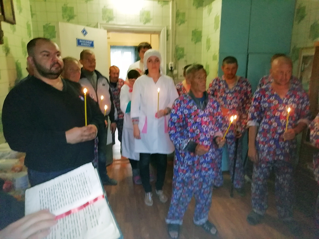 Иерей Сергий Беляков посетил Дом ночного пребывания
