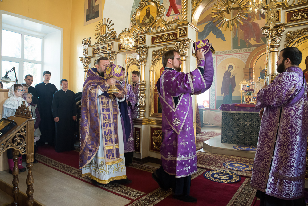 В Неделю Крестопоклонную митрополит Серафим совершил Литургию в нашем храме