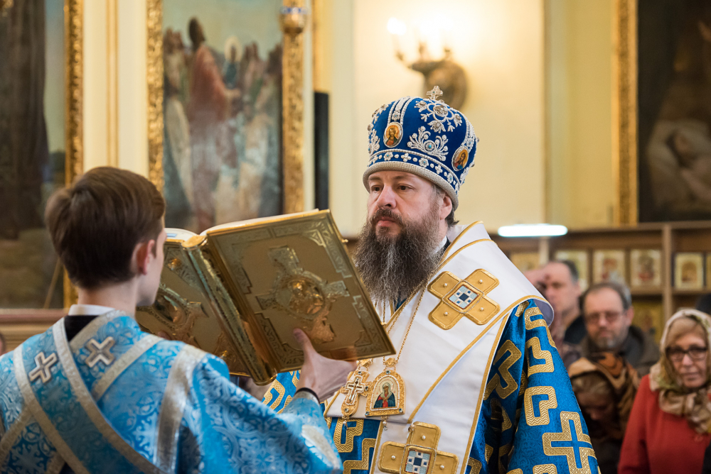 В праздник Благовещения Пресвятой Богородицы митрополит Серафим наградил протоиерея Александра Филиппова крестом с украшениями