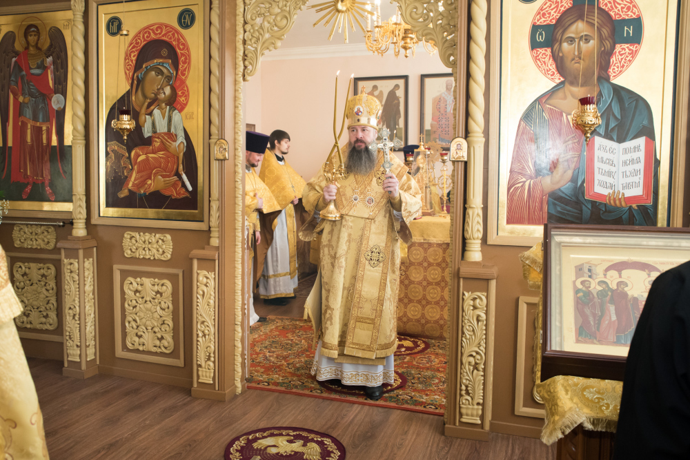 В день престольного праздника в Пензенской духовной семинарии митрополит Серафим наградил протоиерея Александра Филиппова Архиерейской благословенной грамотой