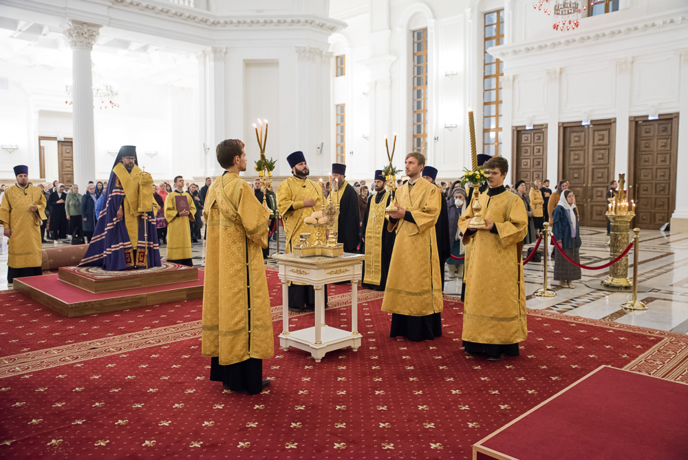 В канун дня памяти святителя Иннокентия Пензенского протоиерей Александр Филиппов сослужил митрополиту Серафиму и архипастырям из соседних регионов за всенощным бдением в Спасском соборе