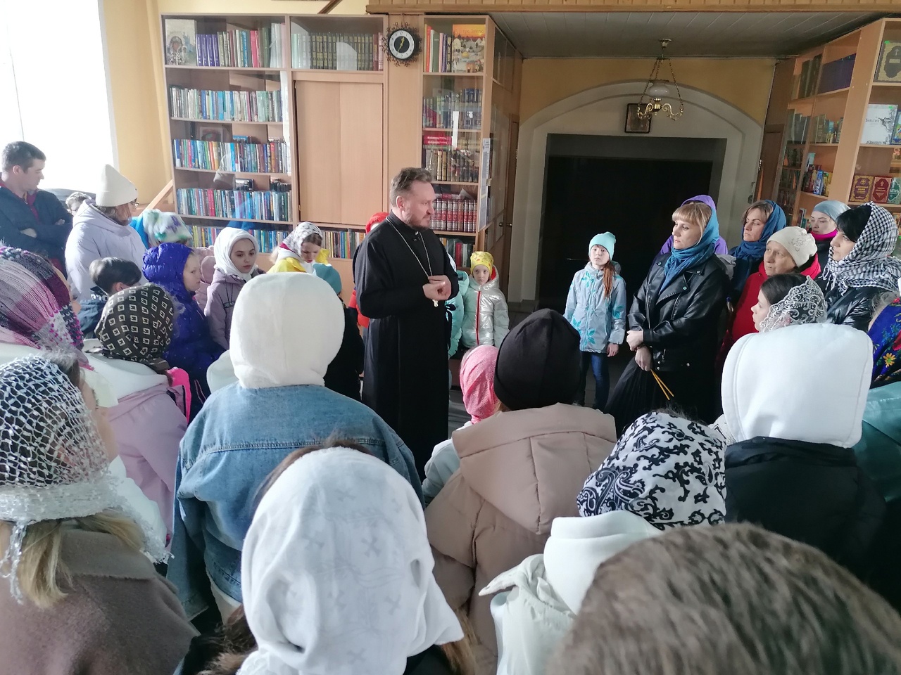 В День Победы школьники со своими родителями посетили Никольский храм