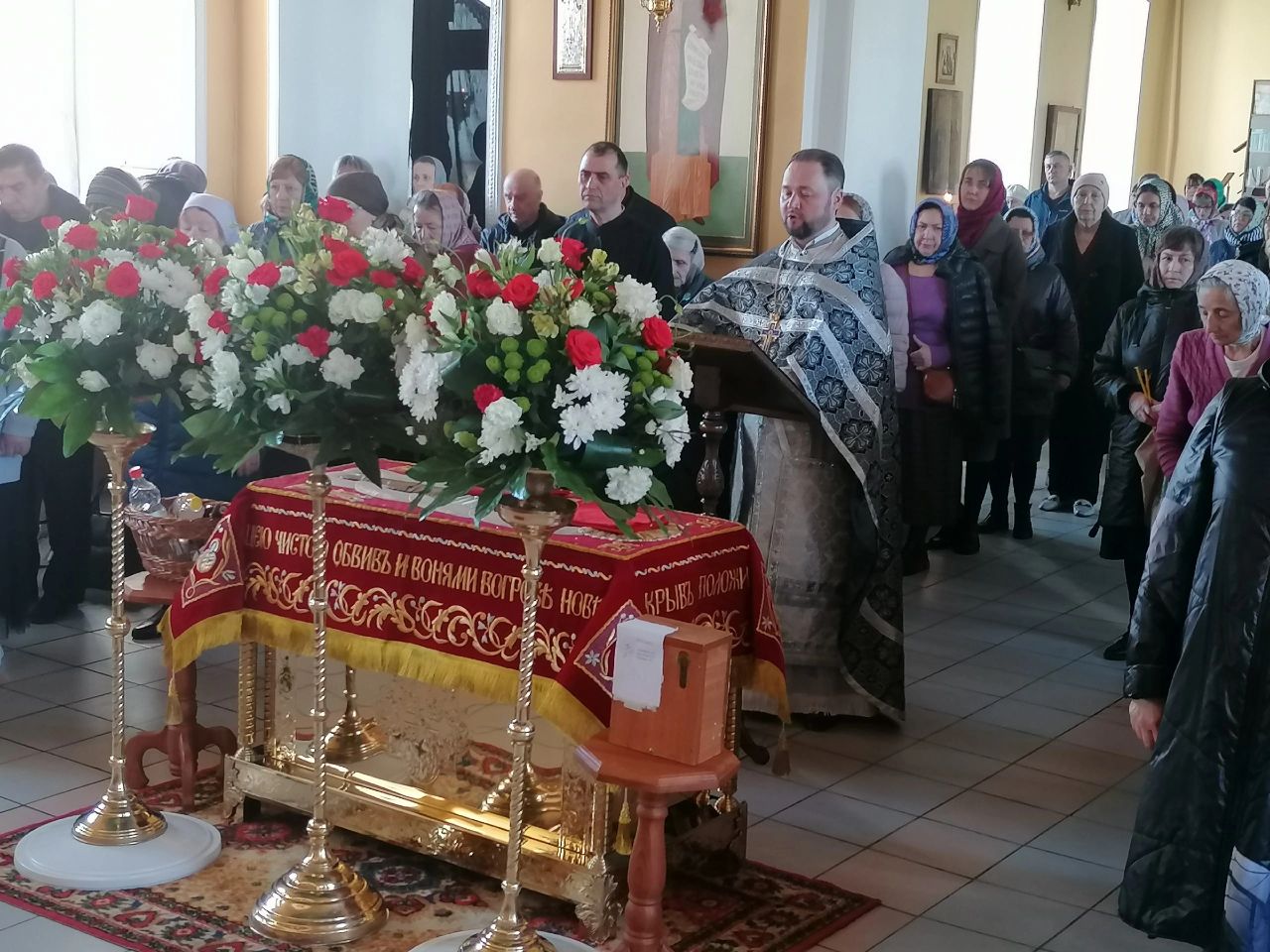 В Великую Субботу протоиерей Александр Филиппов совершил Литургию святителя Василия Великого