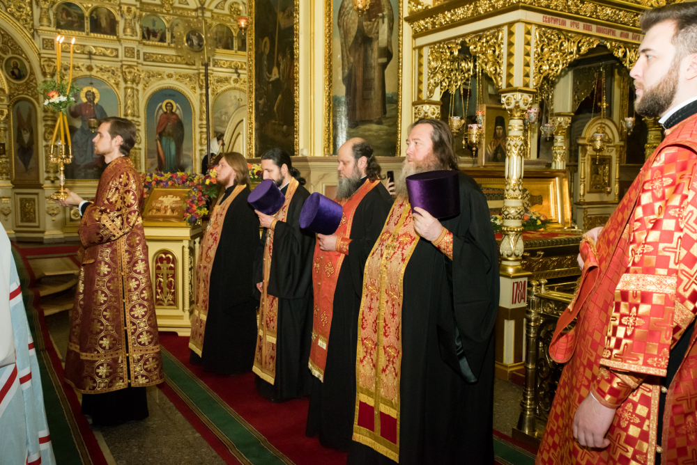 Митрополит Серафим и епископ Митрофан совершили всенощное бдение в Успенском соборе Пензы