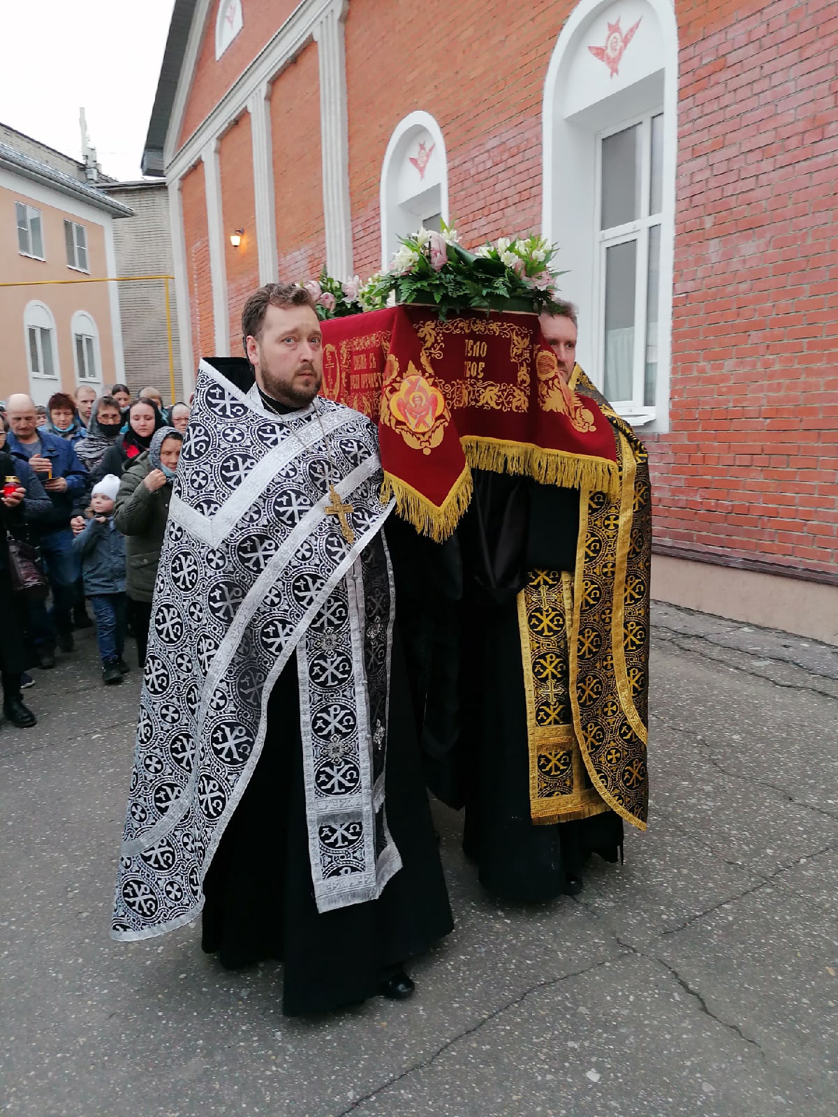 Протоиерей Александр Филиппов совершил утреню Великой Субботы с чином погребения 