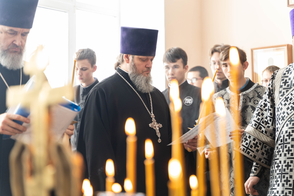  Протоиерей Александр Филиппов сослужил Митрополиту Серафиму за великопостным богослужением в храме во имя святителя Иннокентия Иркутского при духовной семинарии