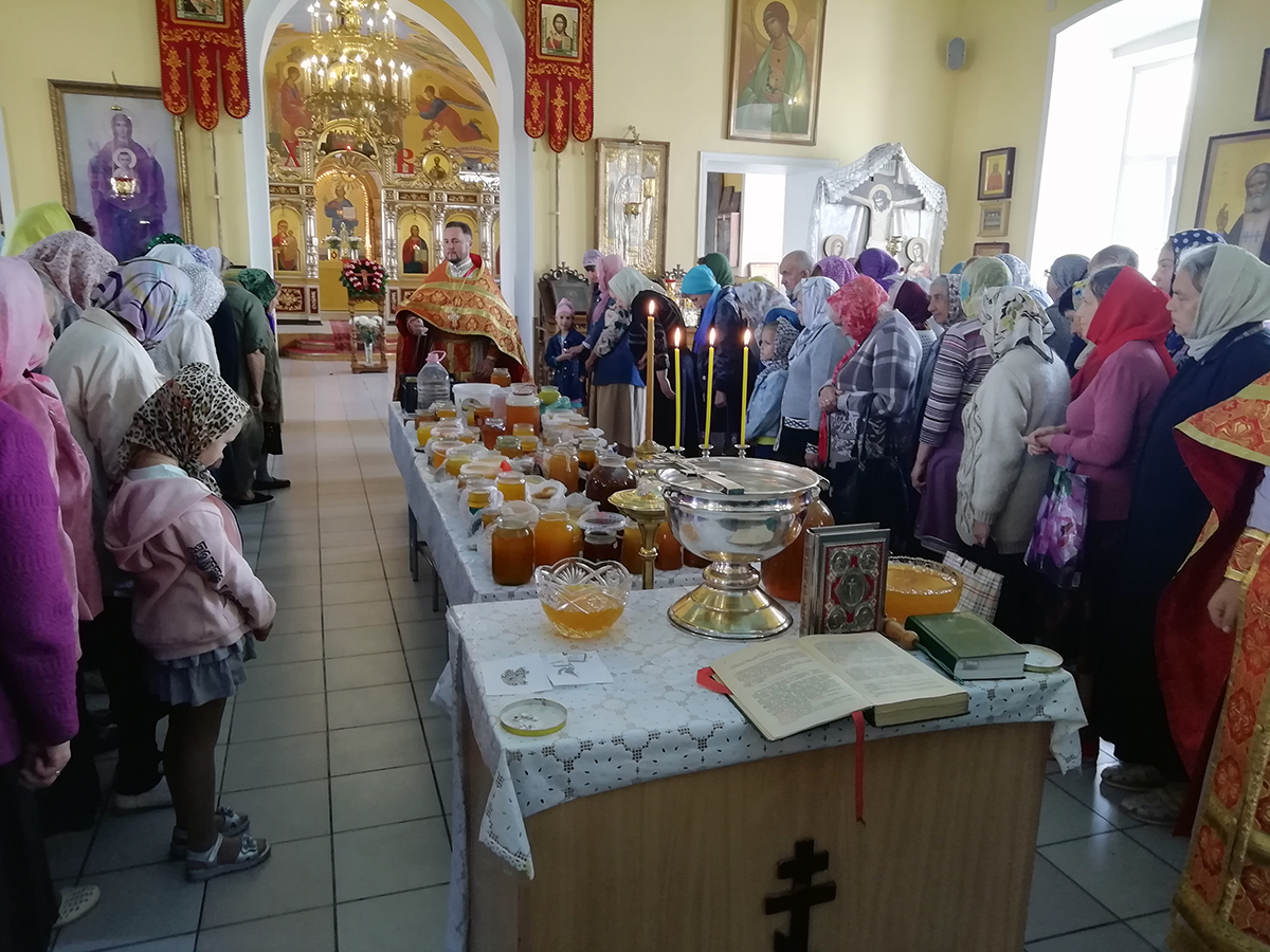 Празднование Происхождения (изнесения) Честных Древ Животворящего Креста Господня