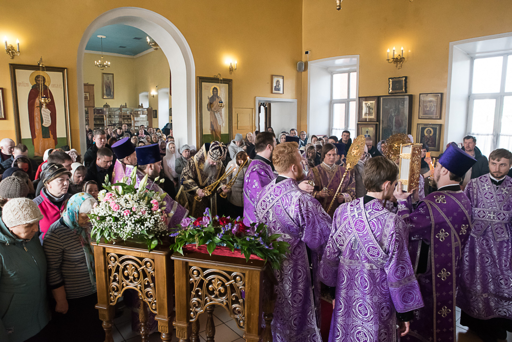 В Неделю Крестопоклонную митрополит Серафим совершил литургию в нашем храме