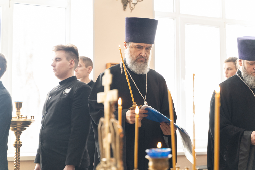 Протоиерей Александр Филиппов  сослужил  митрополиту Серафиму за литургией в храме святителя Иннокентия Иркутского при семинарии