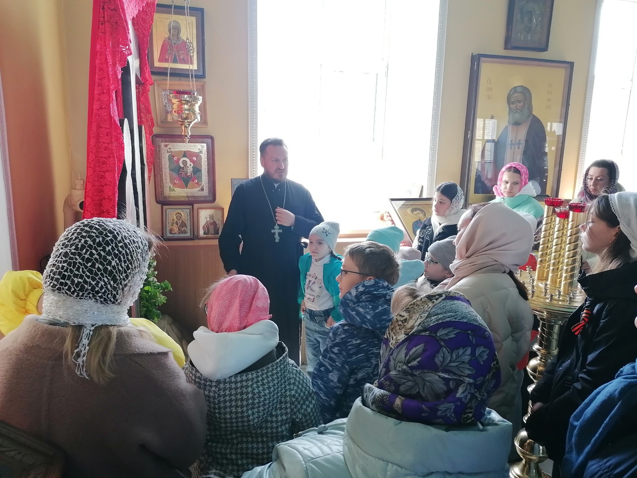 В День Победы школьники со своими родителями посетили Никольский храм