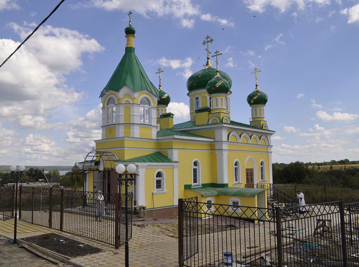 В строящемся храме в честь Святой Живоначальной Троицы в деревне Камайка был совершен водосвятный молебен