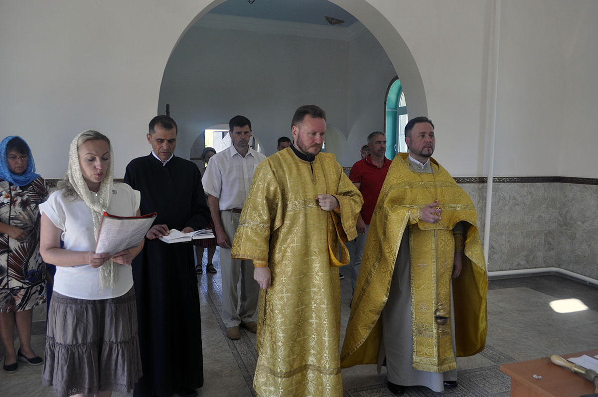 В строящемся храме в честь Святой Живоначальной Троицы в деревне Камайка был совершен водосвятный молебен