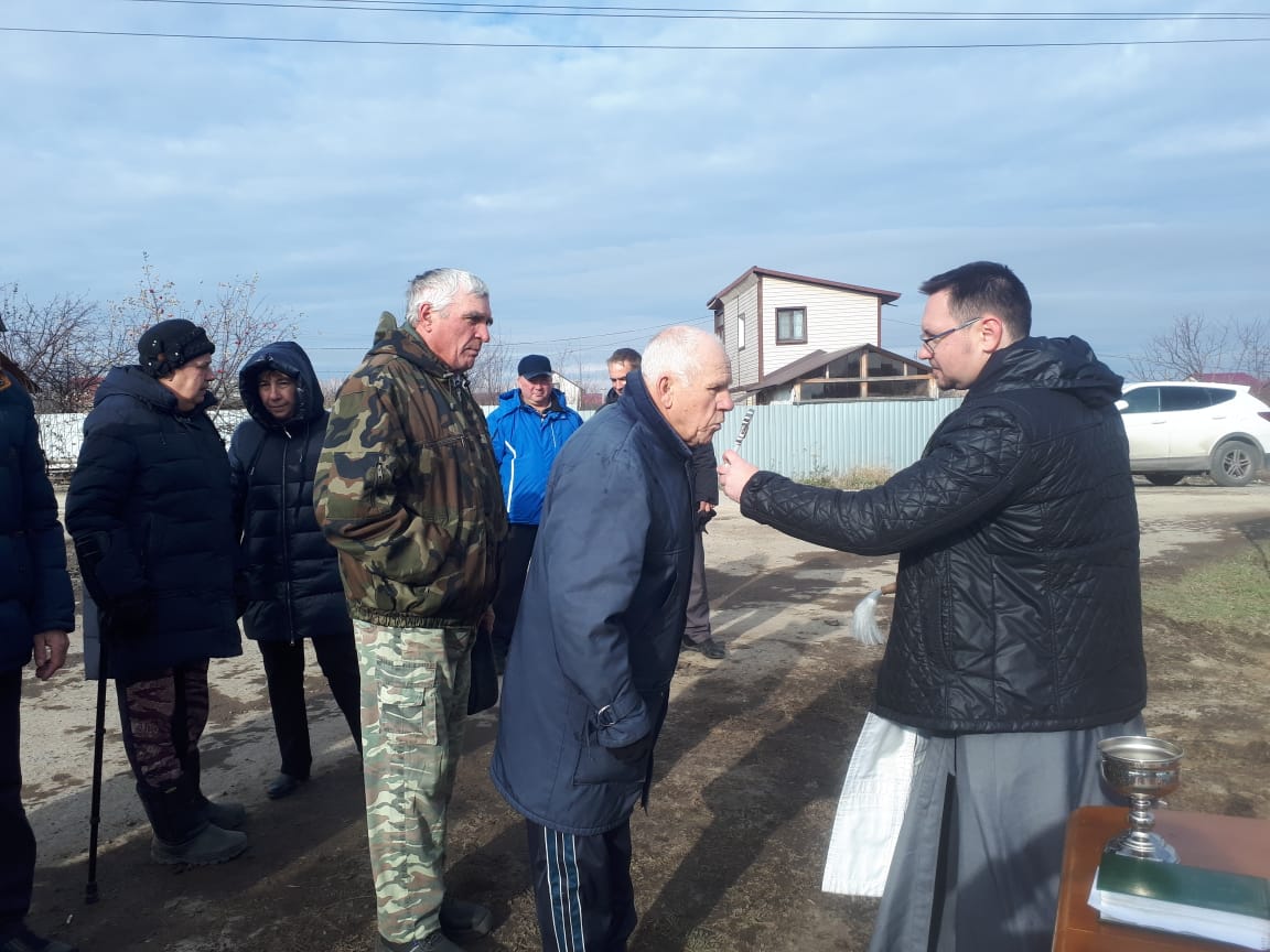 Иерей Алексий Карасёв совершил водосвятный молебен около строящегося храма Живоначальной Троицы в селе Камайка