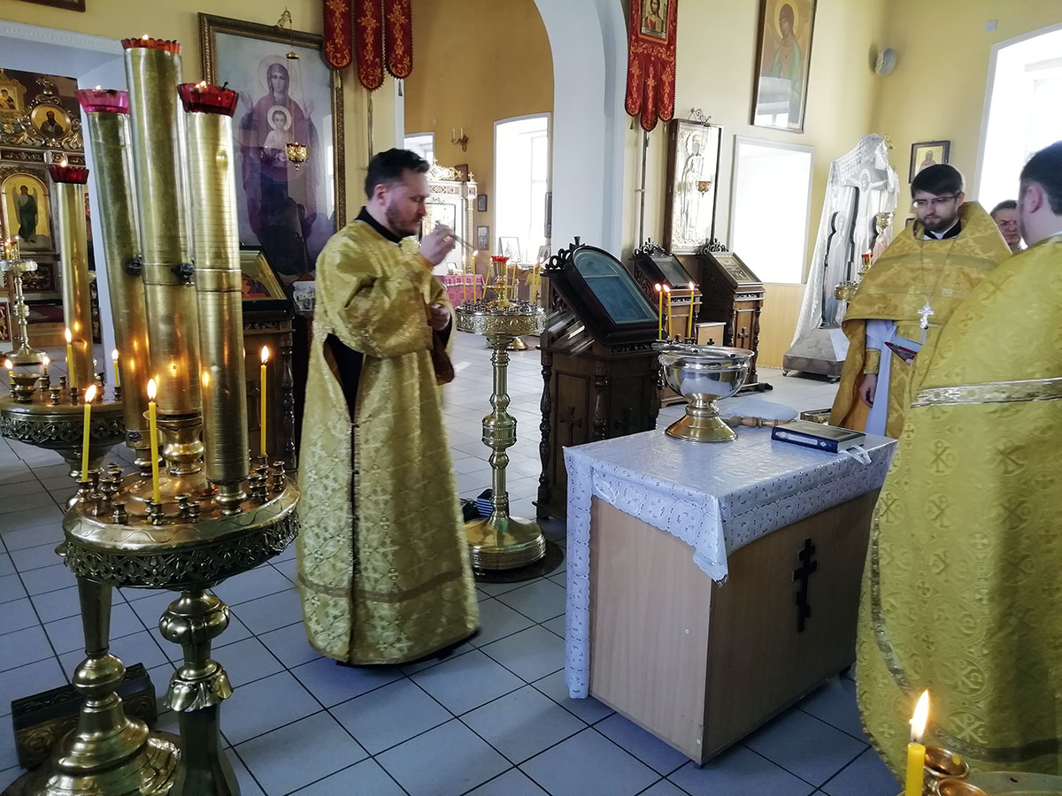 Протоиерей Александр Филиппов совершил литургию и водосвятный молебен с акафистом святителю Николаю Чудотворцу 