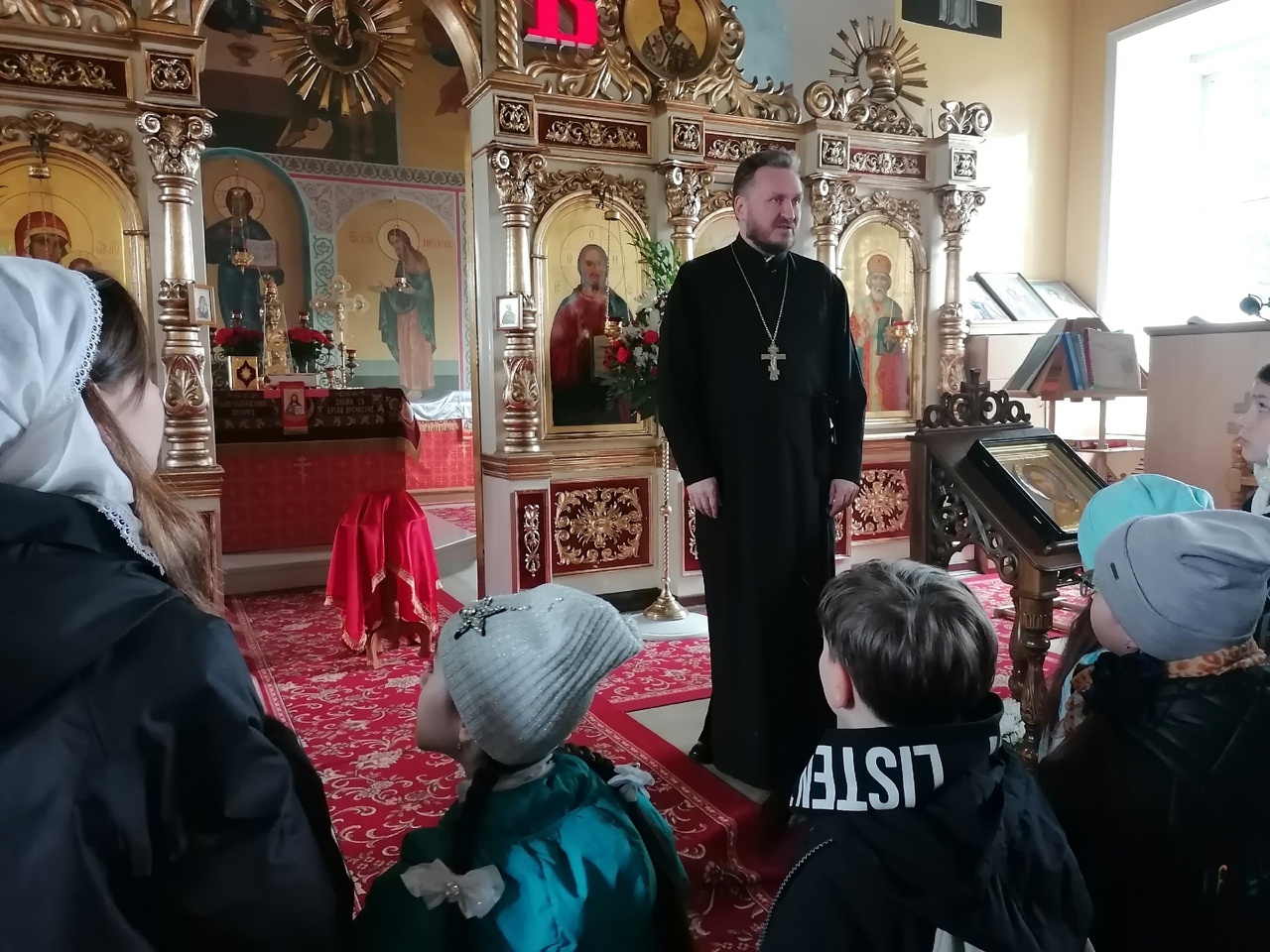 В День Победы школьники со своими родителями посетили Никольский храм
