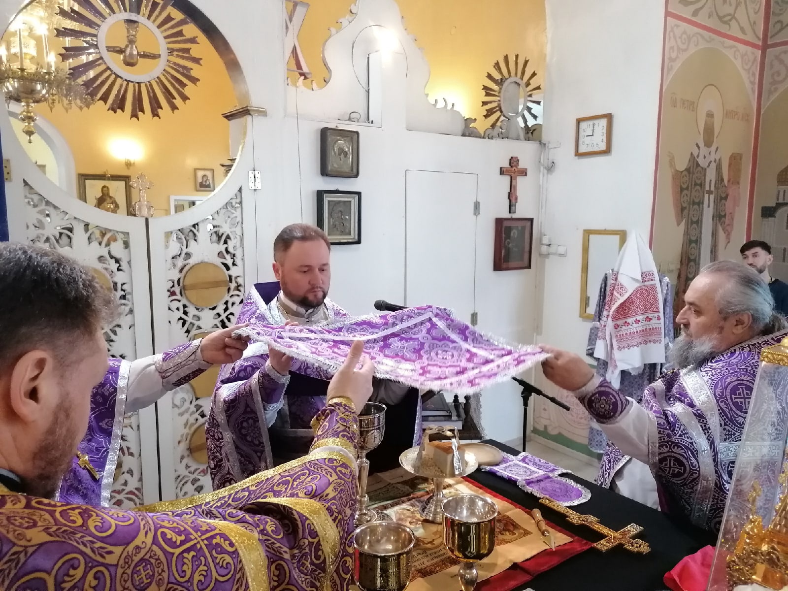 В Великий Четверг протоиерей Александр Филиппов совершил вечерню и Божественную литургию