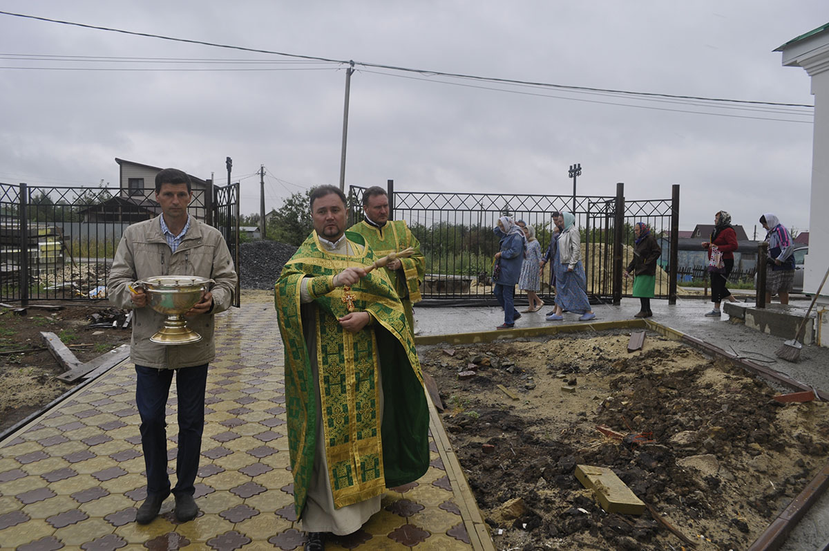 В строящемся храме в честь Святой Живоначальной Троицы в деревне Камайка был совершен водосвятный молебен