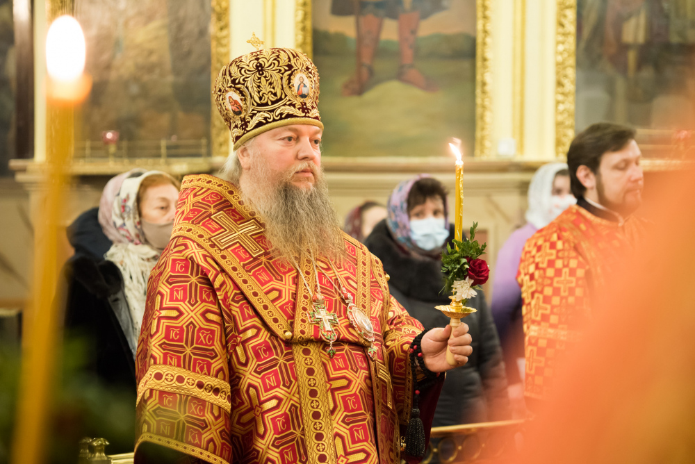 Митрополит Серафим и епископ Митрофан совершили всенощное бдение в Успенском соборе Пензы