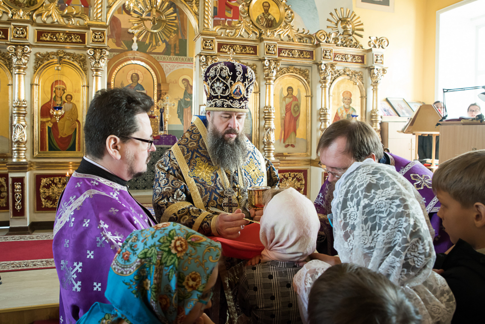 В Неделю Крестопоклонную митрополит Серафим совершил Литургию в нашем храме