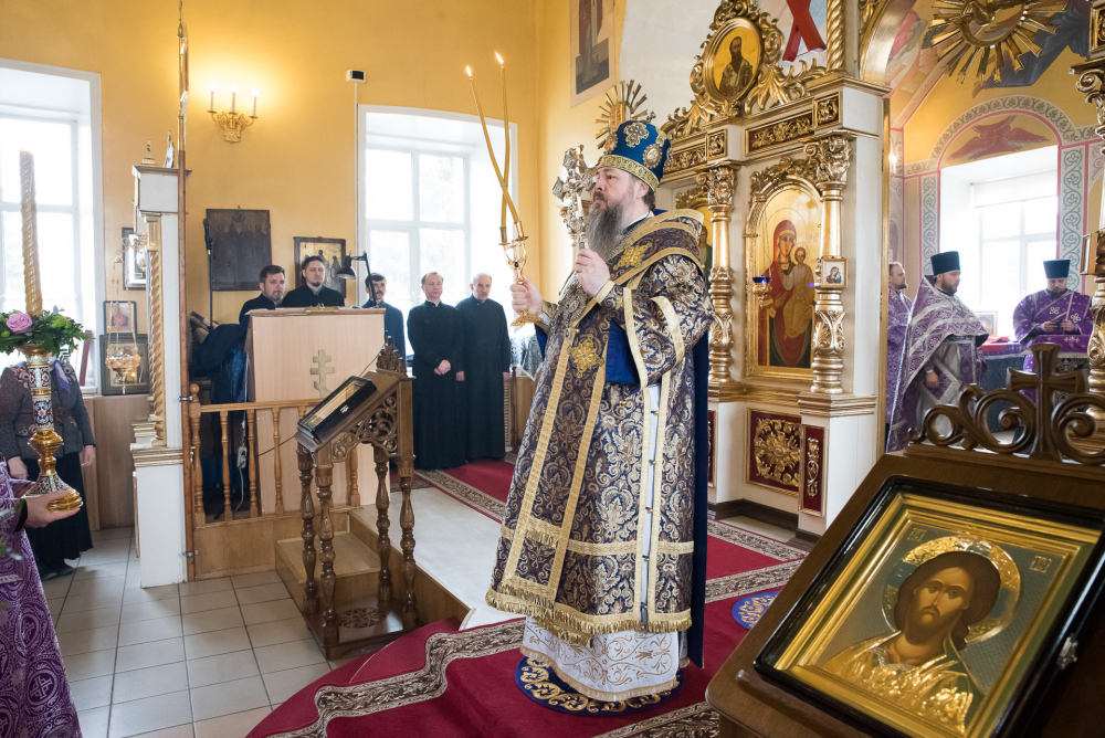  В Неделю Крестопоклонную митрополит Серафим совершил литургию в нашем храме