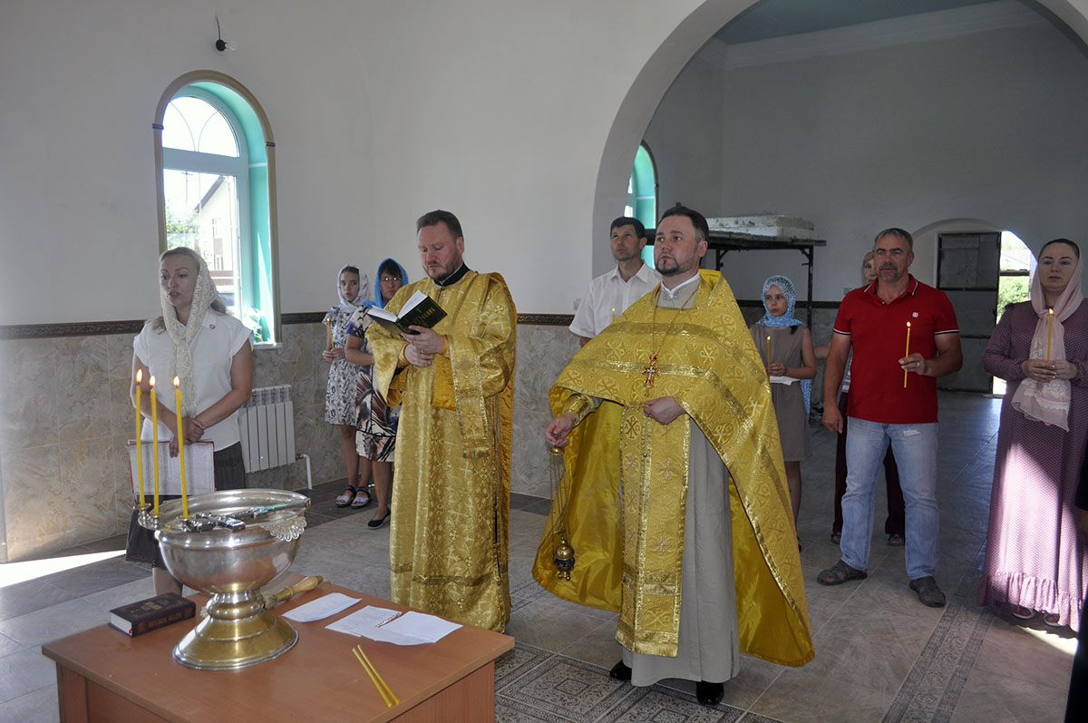 В строящемся храме в честь Святой Живоначальной Троицы в деревне Камайка был совершен водосвятный молебен
