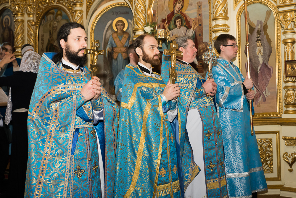 В праздник Благовещения Пресвятой Богородицы митрополит Серафим наградил протоиерея Александра Филиппова крестом с украшениями