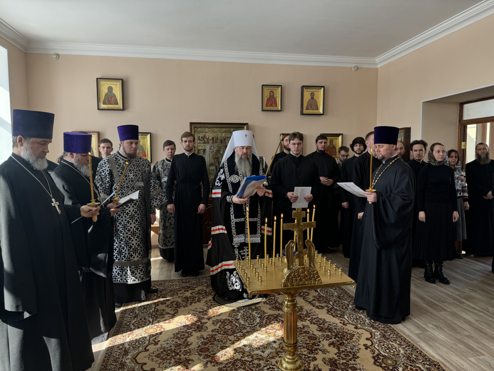 В понедельник первой седмицы Великого поста протоиерей Александр Филиппов сослужил митролиту Серафиму за великопостным богослужением в храме во имя святителя Иннокентия Иркутского при Пензенской духовной семинарии