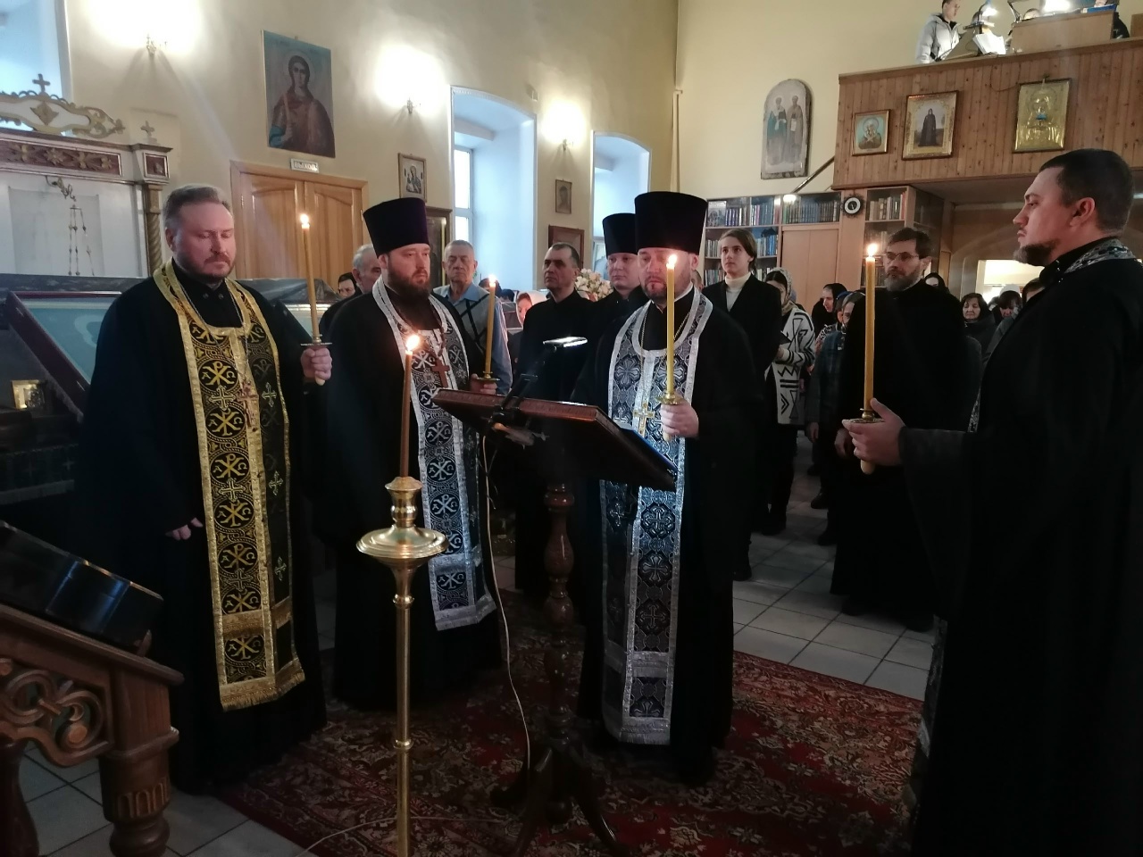 Протоиерей Александр Филиппов совершил повечерие с чтением третьей части Великого покаянного канона преподобного Андрея Критского