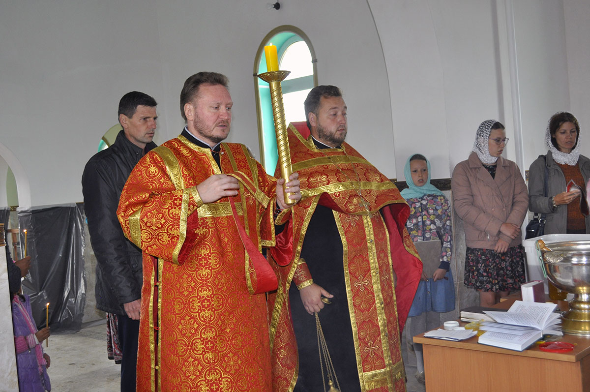 В строящемся храме в честь Святой Живоначальной Троицы в деревне Камайка был совершен водосвятный молебен
