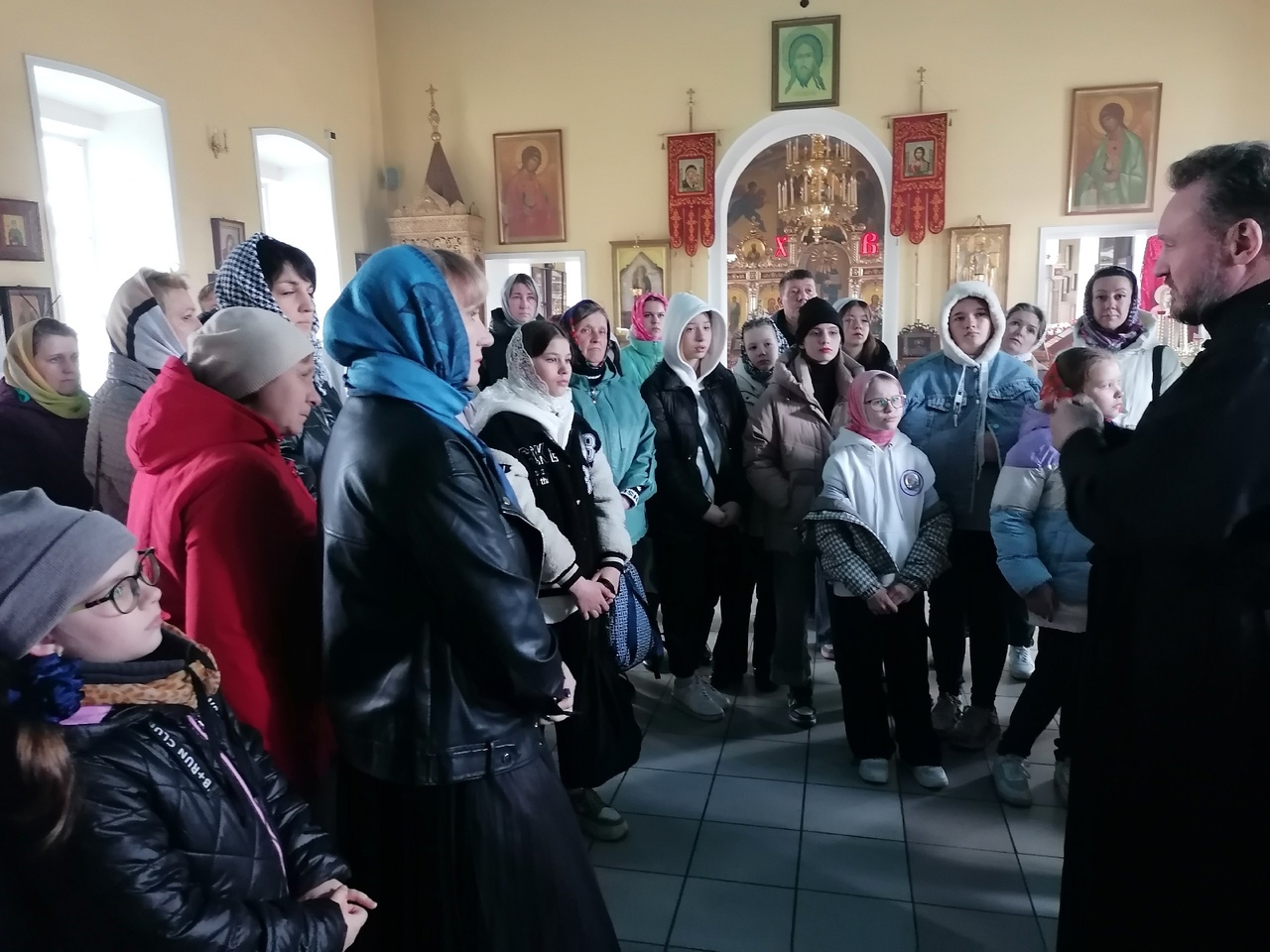 В День Победы школьники со своими родителями посетили Никольский храм