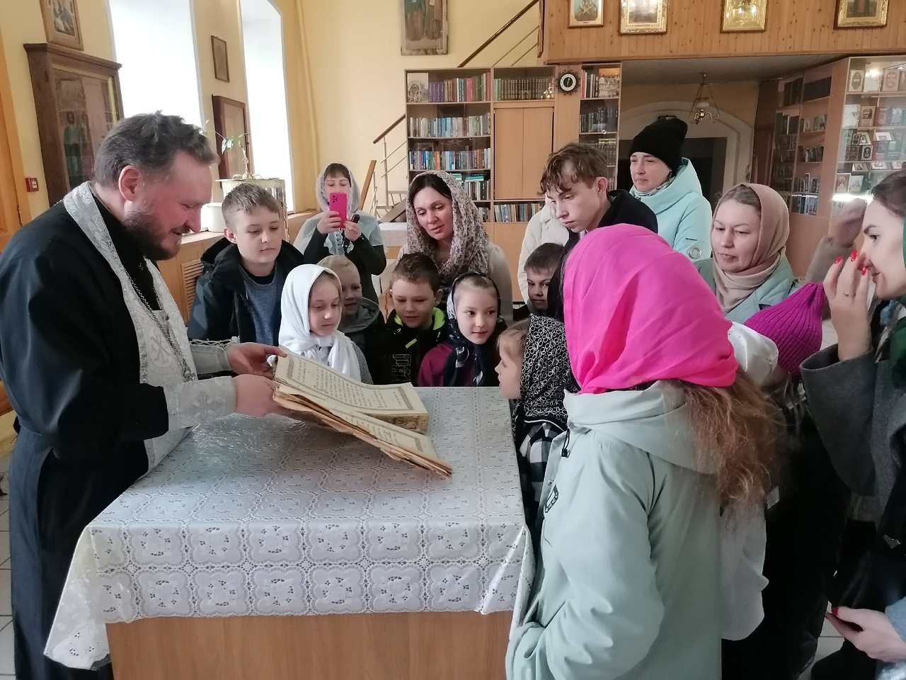 Иерей Сергий Карасёв встретился с учениками средней школы №1 города Спутник