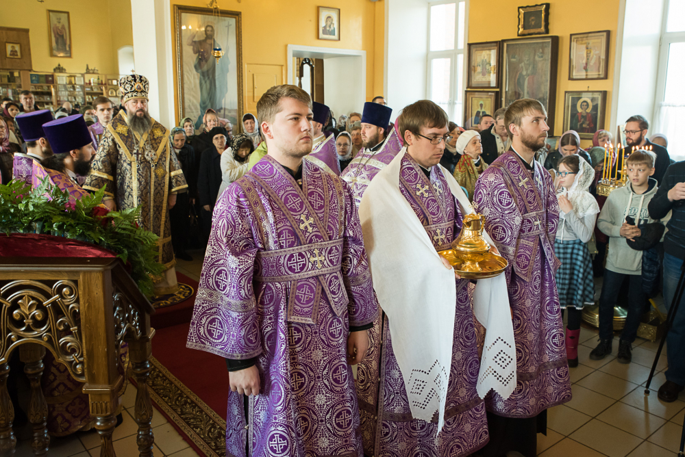 В Неделю Крестопоклонную митрополит Серафим совершил Литургию в нашем храме