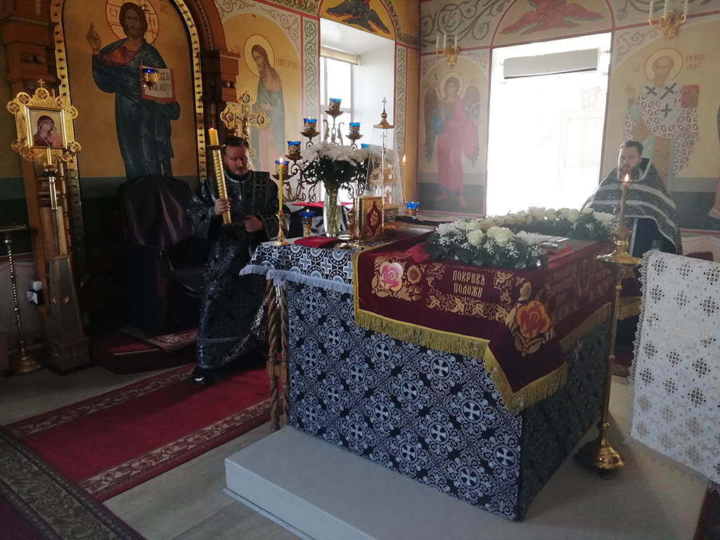 В Великий Пяток протоиерей Александр Филиппов совершил вечерню с выносом Плащаницы Спасителя