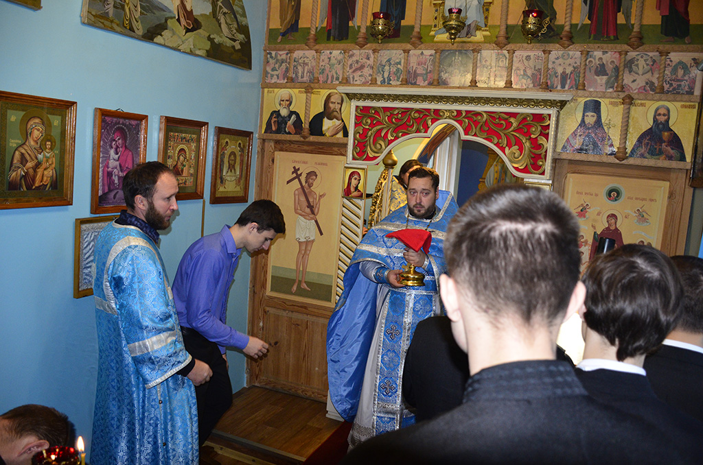 В день празднования иконы Божией Матери "Всех скорбящих радость" клирики нашего храма совершили божественную литургию в ИК-5