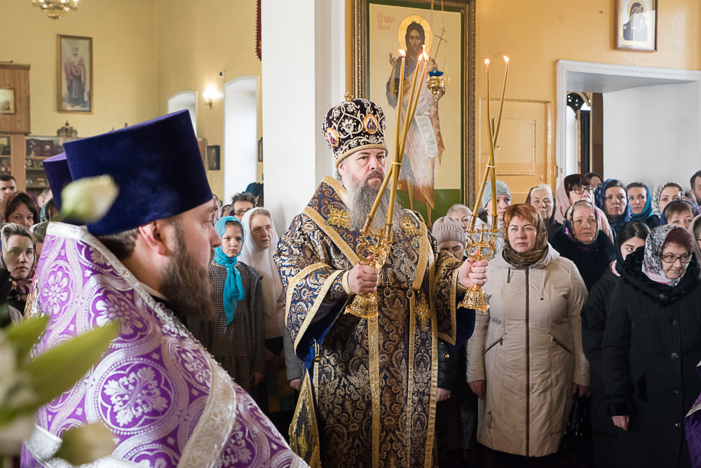 В Неделю Крестопоклонную митрополит Серафим совершил литургию в нашем храме