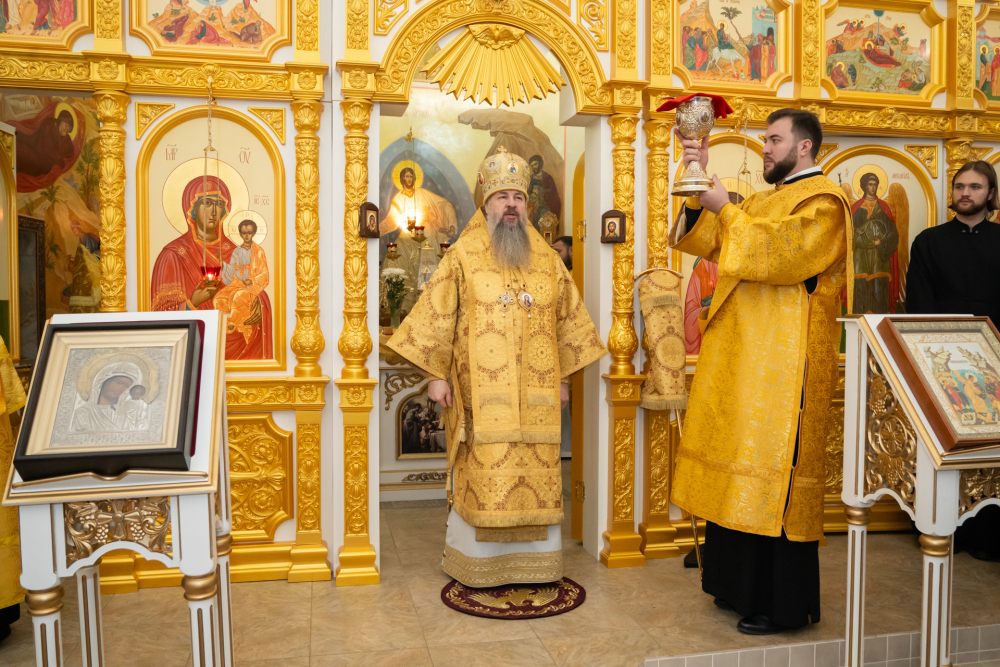 В Неделю 22-ю по Пятидесятнице митрополит Серафим совершил литургию в Троицком храме деревни Камайка