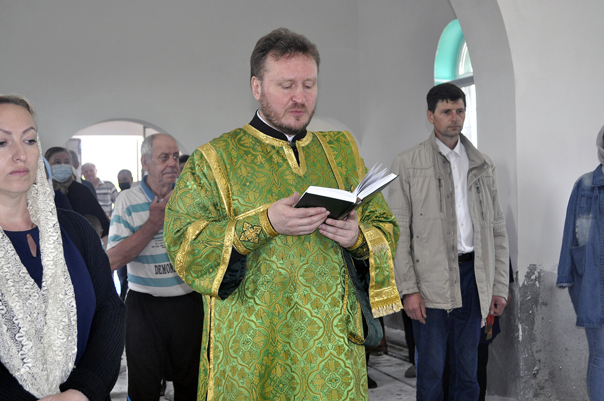В строящемся храме в честь Святой Живоначальной Троицы в деревне Камайка был совершен первый водосвятный молебен