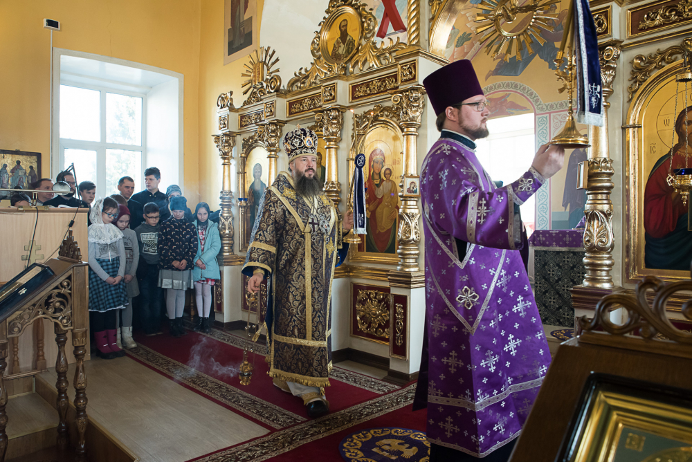 В Неделю Крестопоклонную митрополит Серафим совершил Литургию в нашем храме