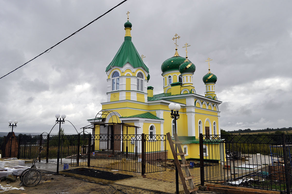 В строящемся храме в честь Святой Живоначальной Троицы в деревне Камайка был совершен водосвятный молебен