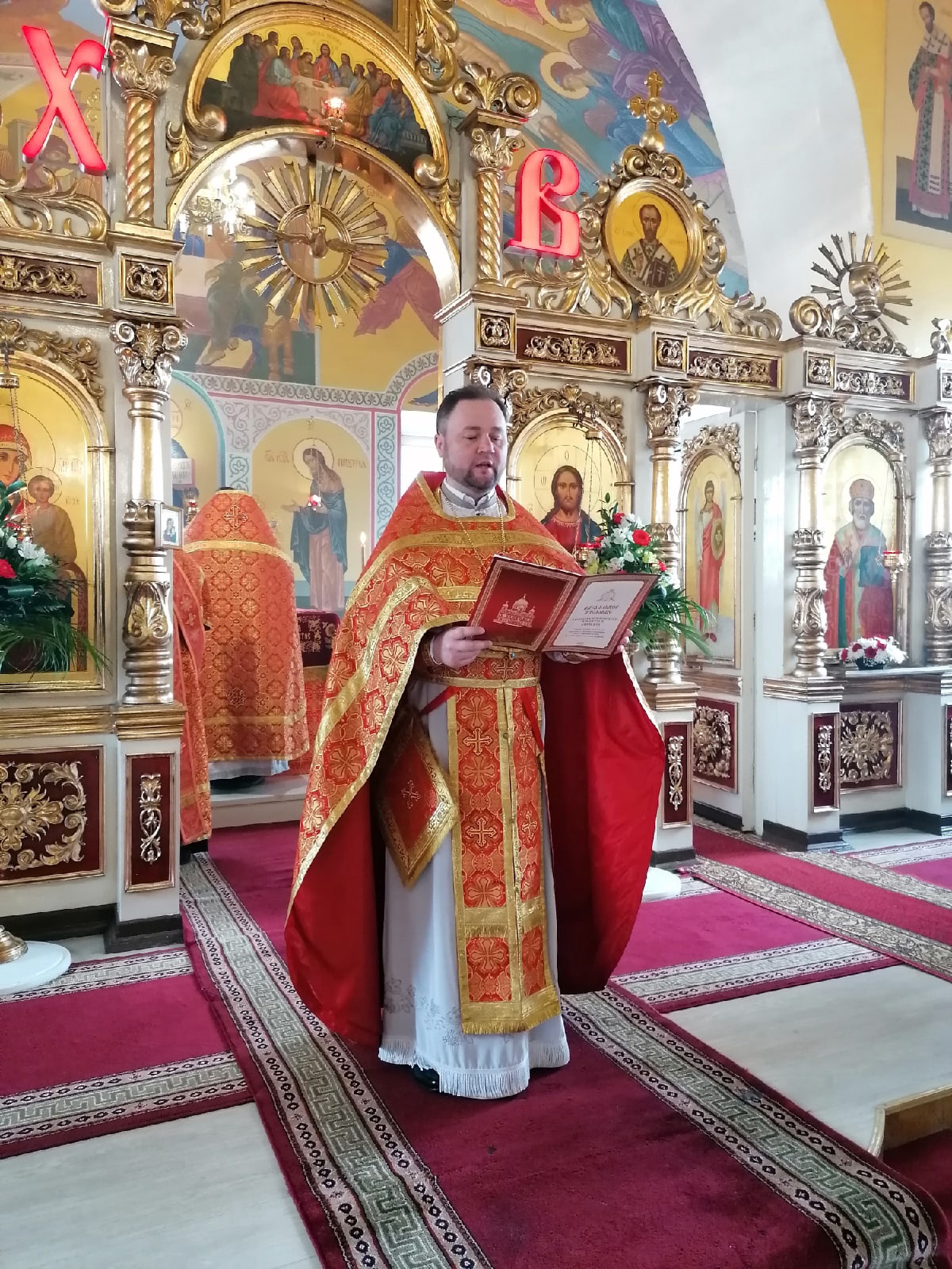 В понедельник Светлой седмицы протоиерей Александр Филиппов совершил Божественную литургию