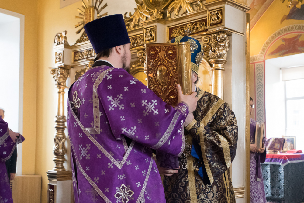  В Неделю Крестопоклонную митрополит Серафим совершил литургию в нашем храме