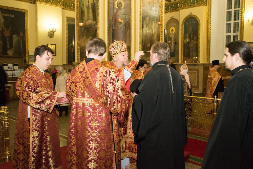 Митрополит Серафим и епископ Митрофан совершили всенощное бдение в Успенском соборе Пензы