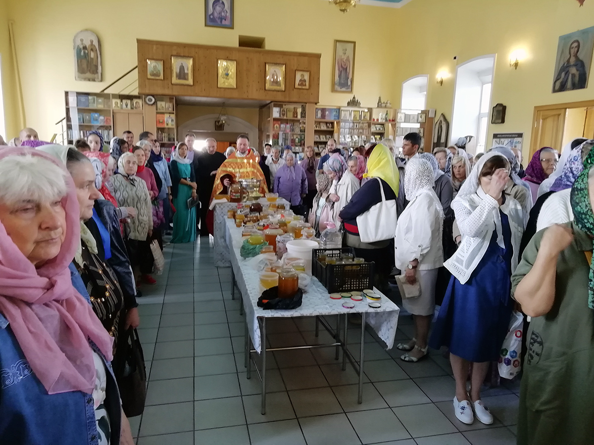 Празднование Происхождения (изнесения) Честных Древ Животворящего Креста Господня
