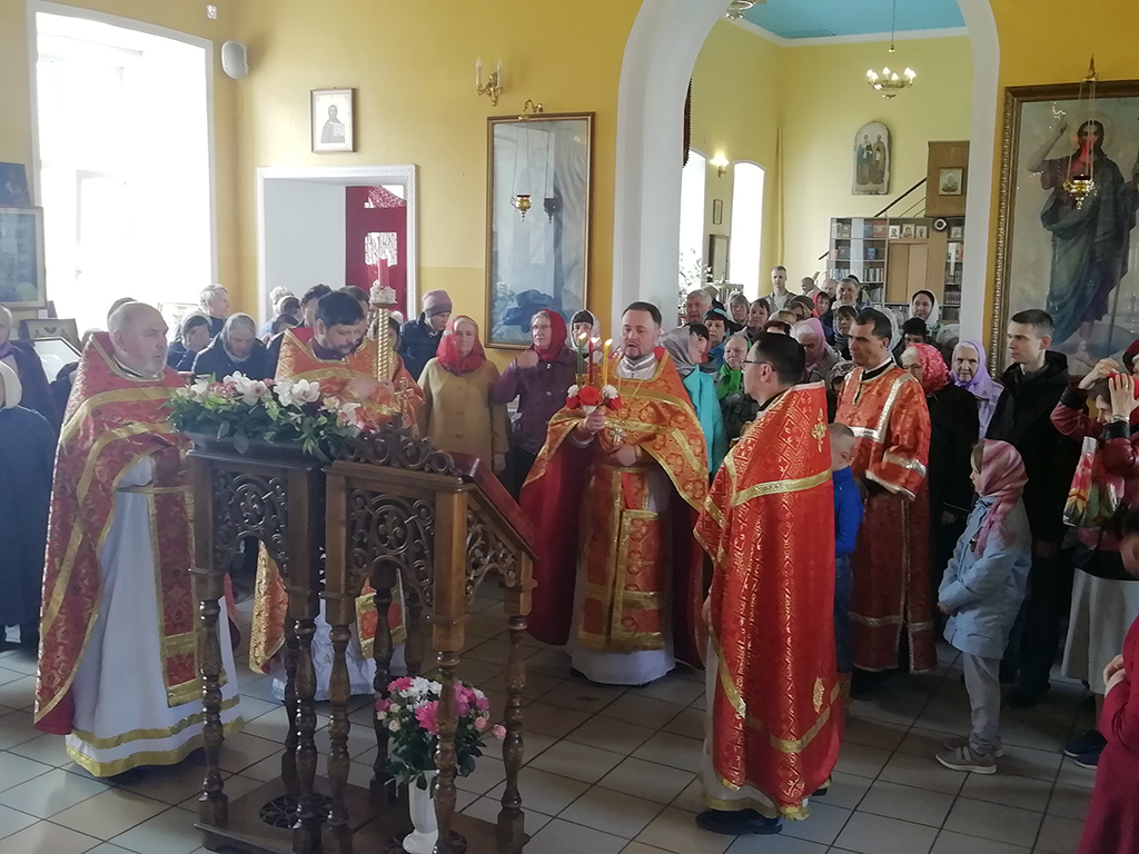 В пятницу Светлой седмицы протоиерей Александр Филиппов совершил Божественную литургию