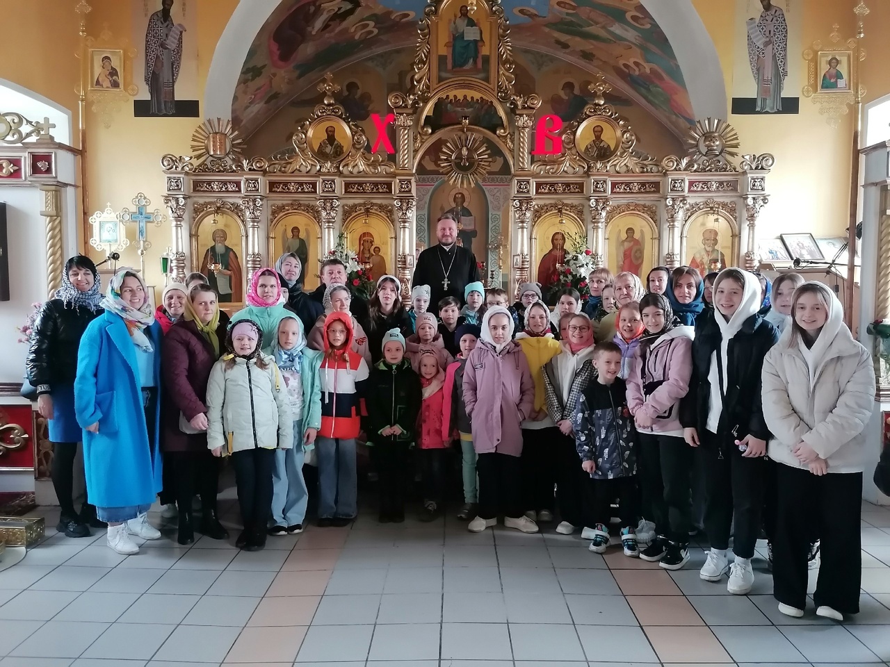 В День Победы школьники со своими родителями посетили Никольский храм