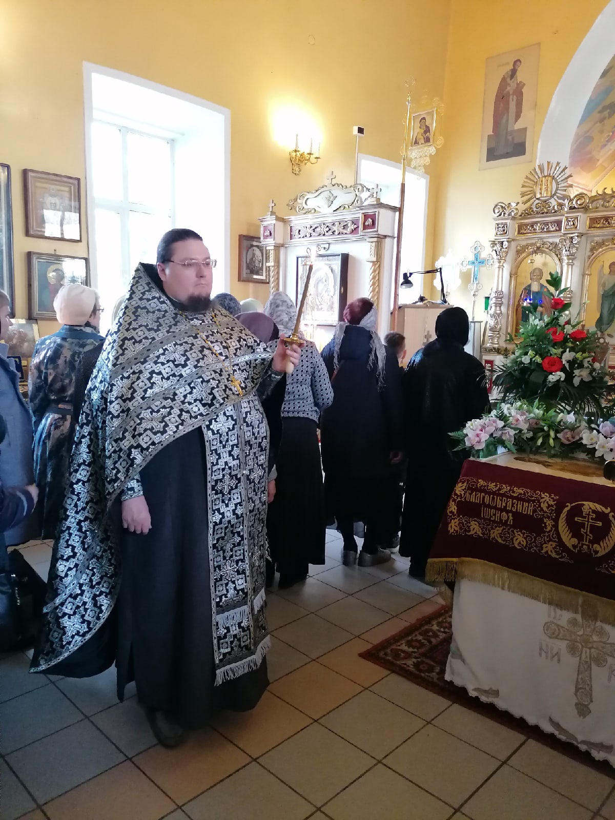 Протоиерей Александр Филиппов совершил утреню Великой Субботы с чином погребения 