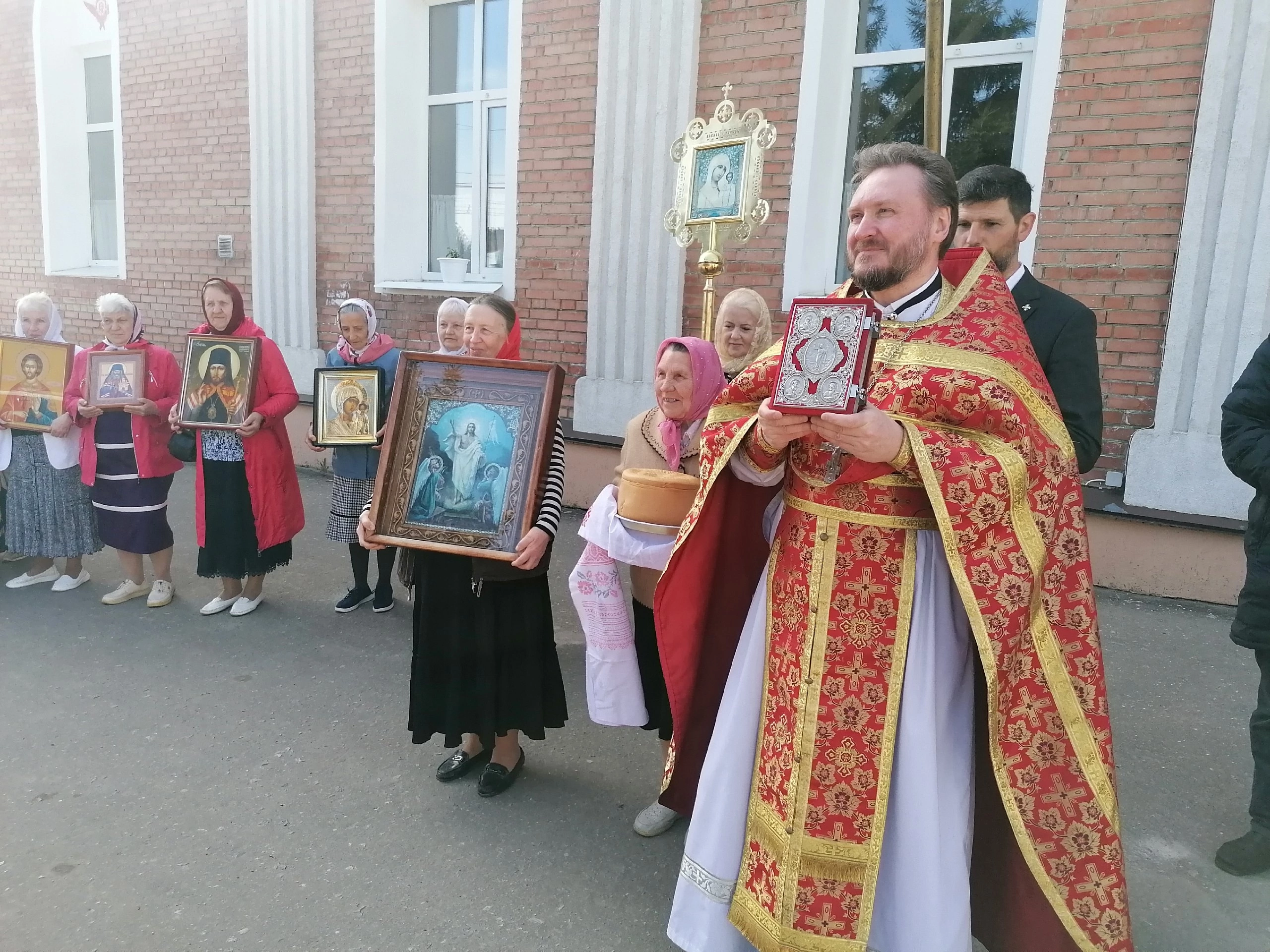 В понедельник Светлой седмицы протоиерей Александр Филиппов совершил Божественную литургию