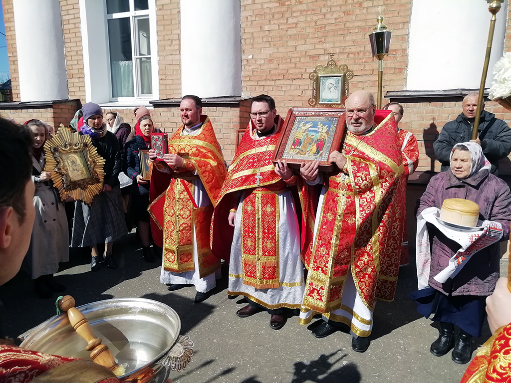 В понедельник Светлой седмицы протоиерей Александр Филиппов совершил Божественную литургию
